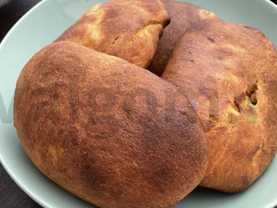 Kibinai su obuoliais iš mielinės tešlos pagrindine nuotrauka