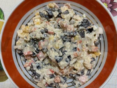 Krabų salotos su alyvuogėmis pagrindine nuotrauka