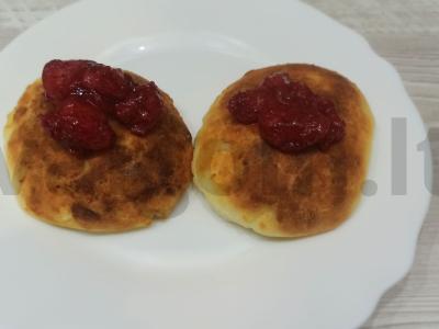 Varškėčiai su braškių uogiene pusryčiams pagrindine nuotrauka