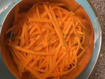 Porcijų sluoksniuotas salotas su raudonąja ikra Žingsnis 1