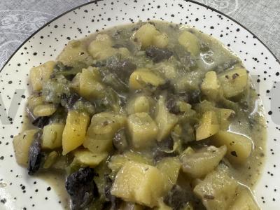 Daržovių troškinys su grybais grietinėje pagrindine nuotrauka