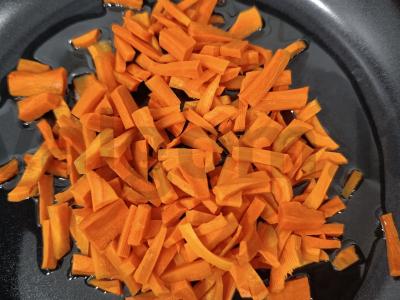 Salotas „Ryškus“ su vištienos kepenėlėmis ir daržovėmis Žingsnis 4