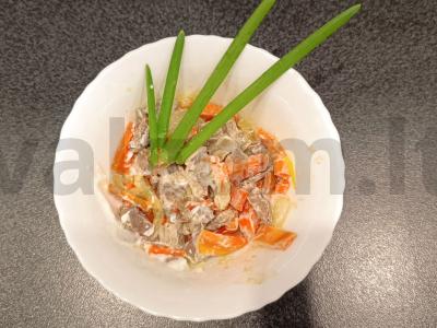 Salotas „Ryškus“ su vištienos kepenėlėmis ir daržovėmis pagrindine nuotrauka