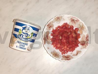 Salotas su krabų lazdelėmis, varške ir pomidorais Žingsnis 1