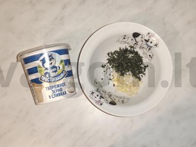 Salotas su krabų lazdelėmis, varške ir pomidorais Žingsnis 3