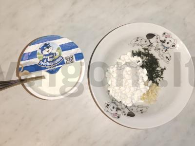 Salotas su krabų lazdelėmis, varške ir pomidorais Žingsnis 4