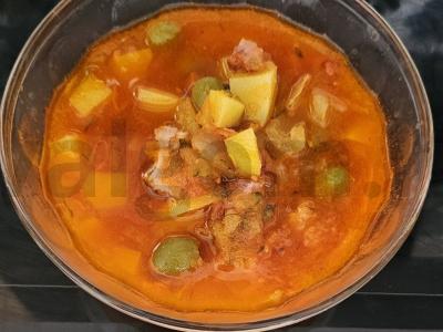 Sūrus sultinys su bekonu ir rūkyta kiaulės šonine pagrindine nuotrauka