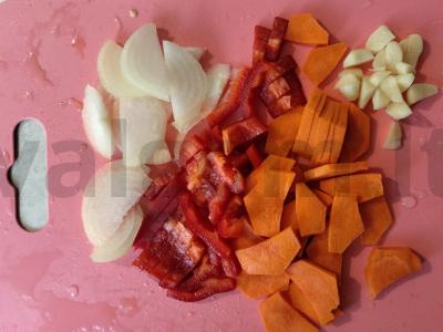 Kiaulienos azu su daržovėmis ir marinuotais agurkais Žingsnis 2