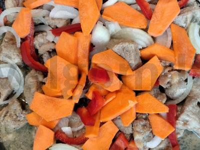 Kiaulienos azu su daržovėmis ir marinuotais agurkais Žingsnis 5