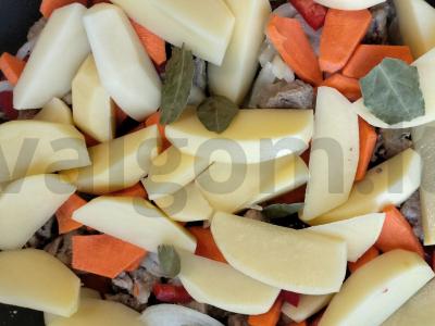 Kiaulienos azu su daržovėmis ir marinuotais agurkais Žingsnis 6