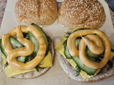 Burgeris su kotletu, agurku ir sūriu Žingsnis 4