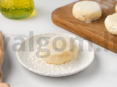 Varškėčiai su spanguolėmis Žingsnis 3