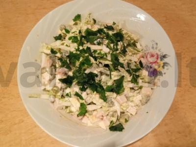 Salotos su rūkytomis vištienos krūtinėlėmis ir grietine pagrindine nuotrauka