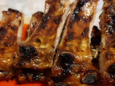 Kiaulienos šonkauliai sojų padaže su paprika ir česnaku pagrindine nuotrauka