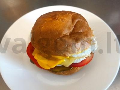 Sūrio burgeris su rūkytomis vištienos krūtinėlėmis pagrindine nuotrauka