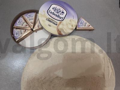 Ritinys su kumpiu ir lydytu sūriu Žingsnis 1