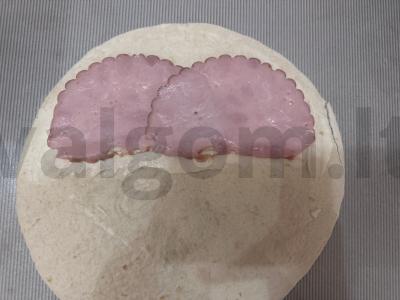 Ritinys su kumpiu ir lydytu sūriu Žingsnis 2