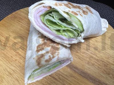 Ritinys su kumpiu ir lydytu sūriu pagrindine nuotrauka