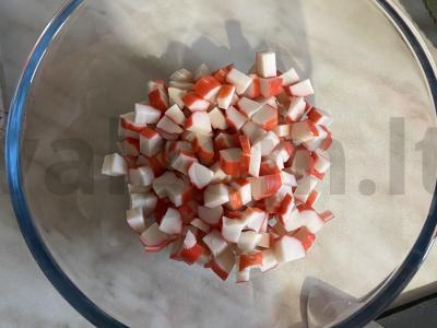 Salotas „Jūra“ su krabų lazdelėmis, feta sūriu ir agurku Žingsnis 1