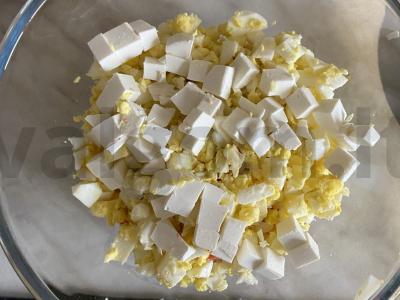 Salotas „Jūra“ su krabų lazdelėmis, feta sūriu ir agurku Žingsnis 3