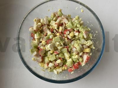 Salotas „Jūra“ su krabų lazdelėmis, feta sūriu ir agurku pagrindine nuotrauka