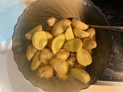 Vištienos kojos, keptos su jaunu bulvių Žingsnis 1