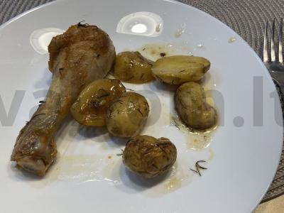 Vištienos kojos, keptos su jaunu bulvių pagrindine nuotrauka