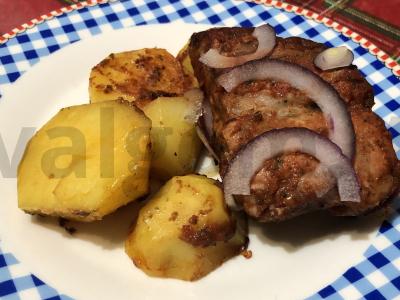 Kiaulienos šonkauliai pomidorų padaže pagrindine nuotrauka