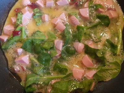 Kiaušinienė su dešra, špinatais ir čili pipirais Žingsnis 4