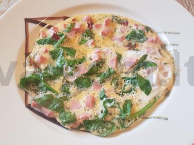 Kiaušinienė su dešra, špinatais ir čili pipirais pagrindine nuotrauka