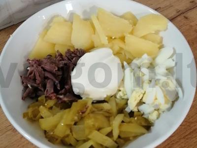 Salotos su vištienos širdelėmis ir daržovėmis Žingsnis 1