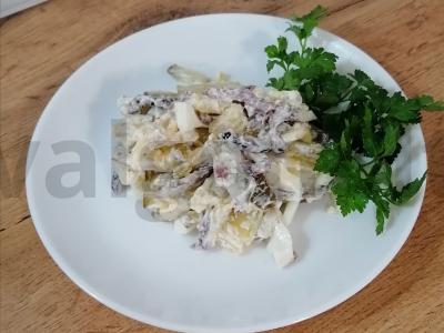 Salotos su vištienos širdelėmis ir daržovėmis pagrindine nuotrauka