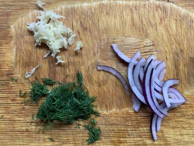 Salotas su kiaušiniais, dešra ir majonezu Žingsnis 3