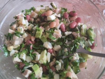 Du rūšių pupelės salate su cukinija ir kalakutiena pagrindine nuotrauka