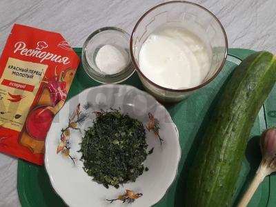 Atvėsinantis kefyro sriuba su agurkais Žingsnis 1