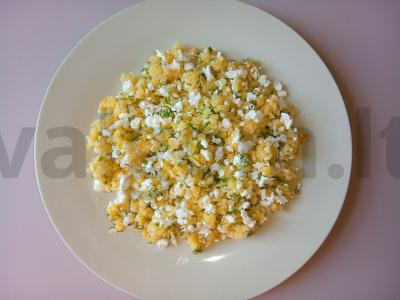 Kukurūzų košė su varške ir žolelėmis pagrindine nuotrauka