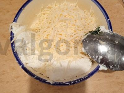 Sūrio, varškės ir žolelių vyniotiniai pusryčiams Žingsnis 2