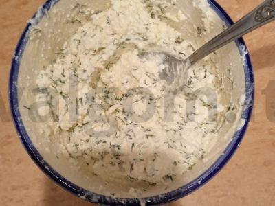 Sūrio, varškės ir žolelių vyniotiniai pusryčiams Žingsnis 4