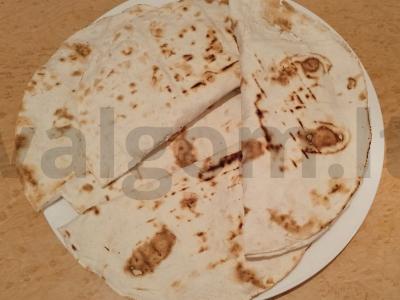 Sūrio, varškės ir žolelių vyniotiniai pusryčiams pagrindine nuotrauka