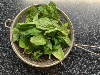 Mėtų sirupas per 20 minučių Žingsnis 1