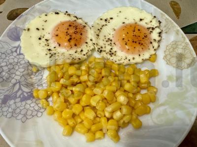 Kiaušiniai su kukurūzais pusryčiams pagrindine nuotrauka