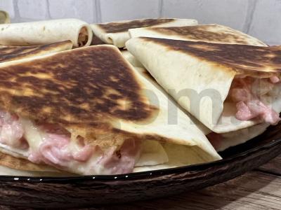 Tortilijos su dešra ir sūriu pagrindine nuotrauka