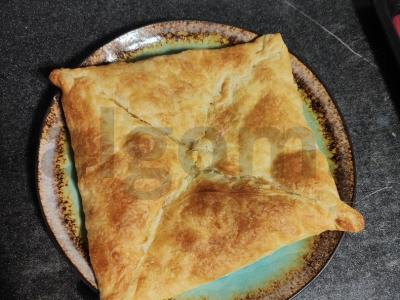 Chachapuri iš sluoksniuoto tešlos su mocarela ir varške pagrindine nuotrauka