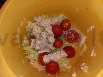 Cezario salotas su vištienos filė ir gaudos sūriu Žingsnis 3