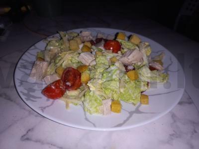 Cezario salotas su vištienos filė ir gaudos sūriu pagrindine nuotrauka