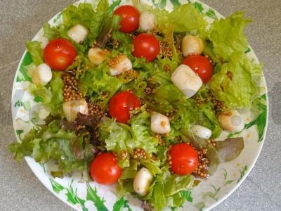 Salotas su jūros midijomis ir grūdėtos garstyčių padažu pagrindine nuotrauka