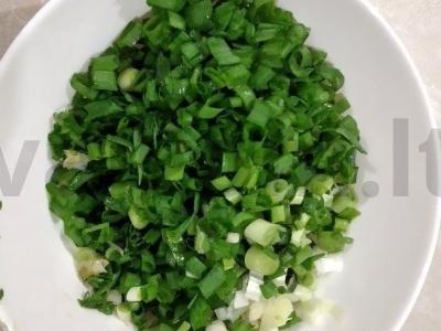 Žalioji pyragas su žaliu svogūnu ant kefyro Žingsnis 1