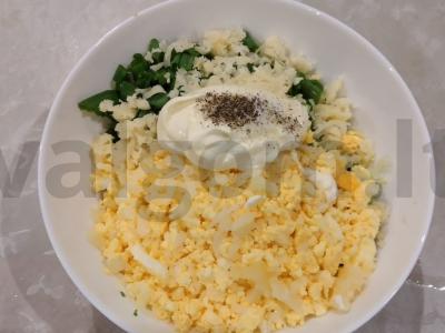 Žalioji pyragas su žaliu svogūnu ant kefyro Žingsnis 2