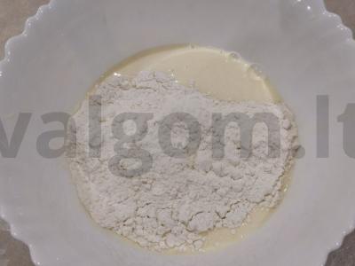 Žalioji pyragas su žaliu svogūnu ant kefyro Žingsnis 4