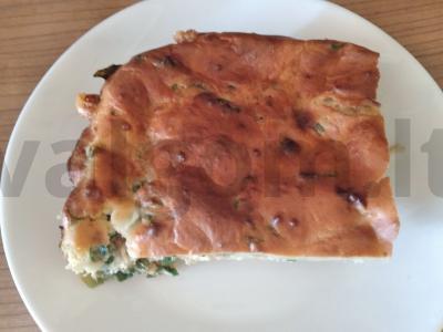 Žalioji pyragas su žaliu svogūnu ant kefyro pagrindine nuotrauka